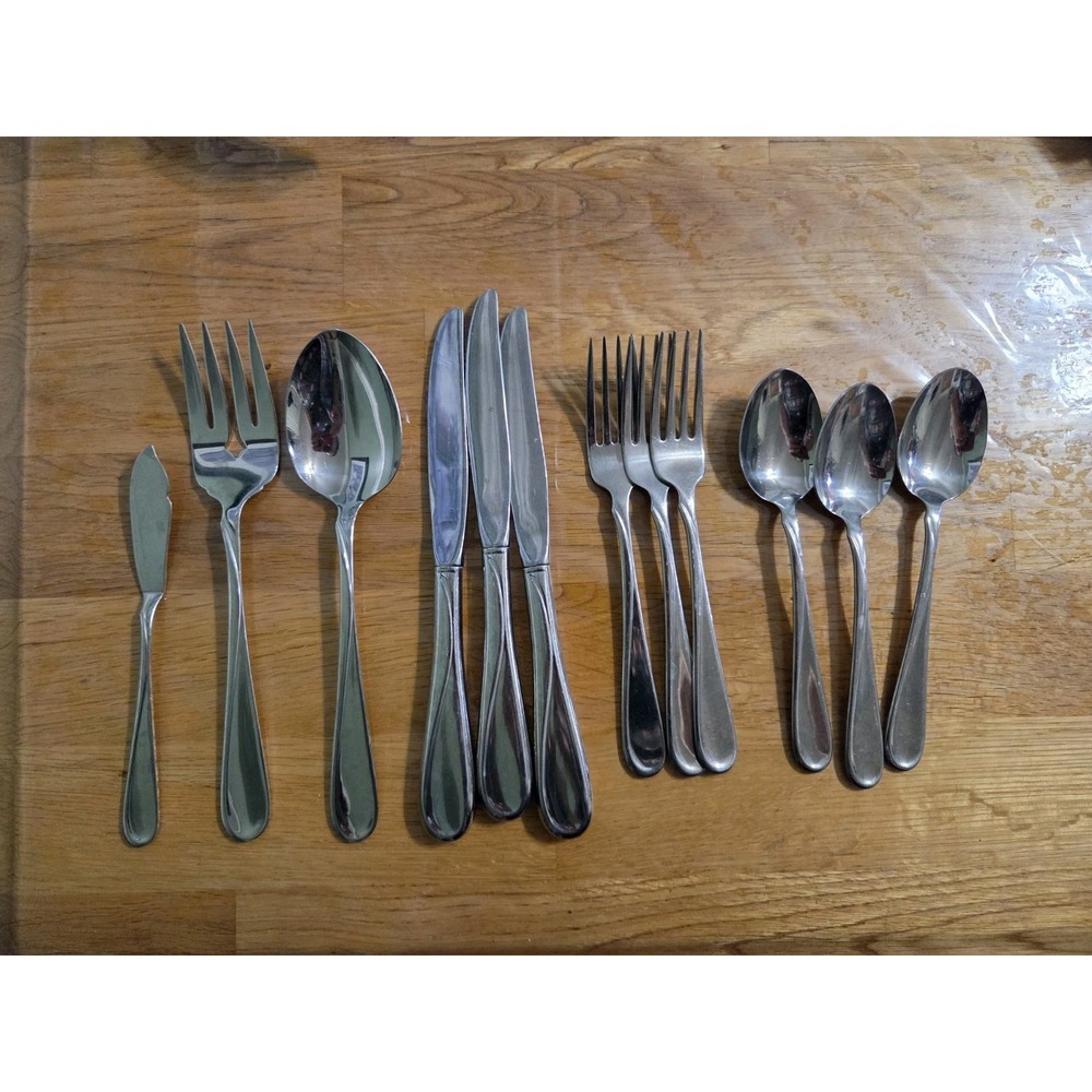 Oneida USA Stainless Flatware 12 pc Set in the "Flight-Reliance" pattern EUC